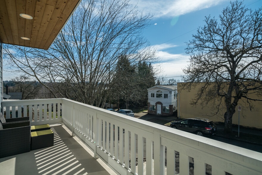 balcony - 1605 SE Yukon St