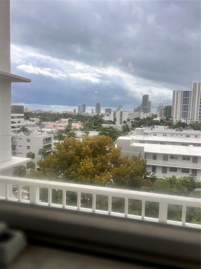 Building Photo - 1300 Lincoln Rd