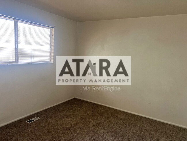 Building Photo - 270 Country Club Dr