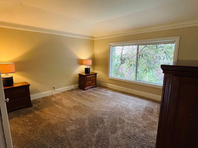 Building Photo - Beautiful 5 bedroom Irvine home