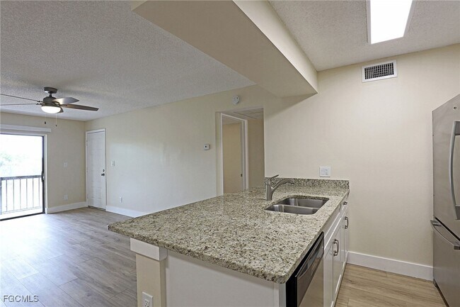 Building Photo - 5331 Summerlin Rd