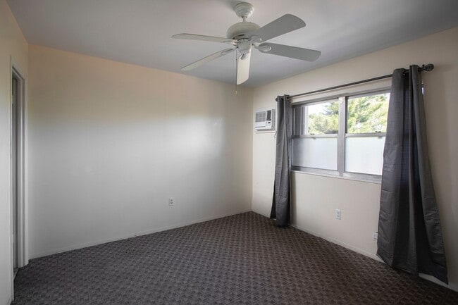 Building Photo - 3 Bedroom 2 Bathroom unfurnished Condo pool view