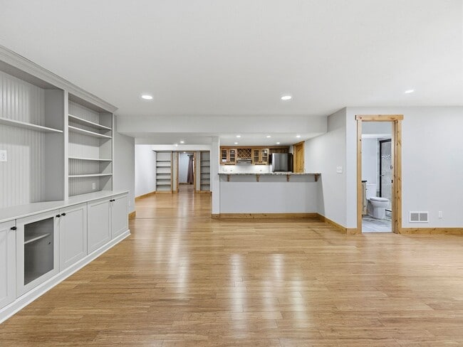 Building Photo - Beautiful 4-Bedroom Townhome With Finished Basement & 2 Full Kitchens!