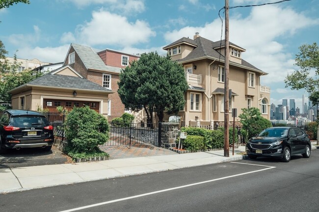 Building Photo - 821-823 Jfk Boulevard E Unit