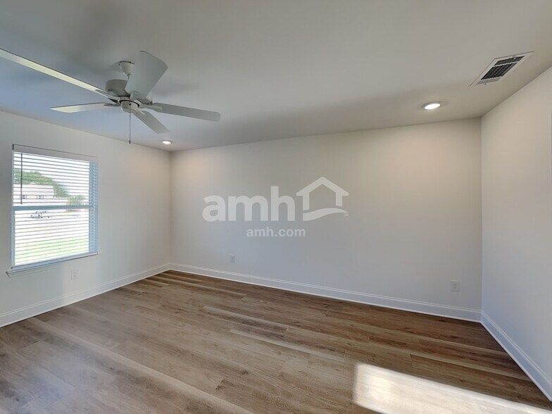 Building Photo - 56 Pointe Dr