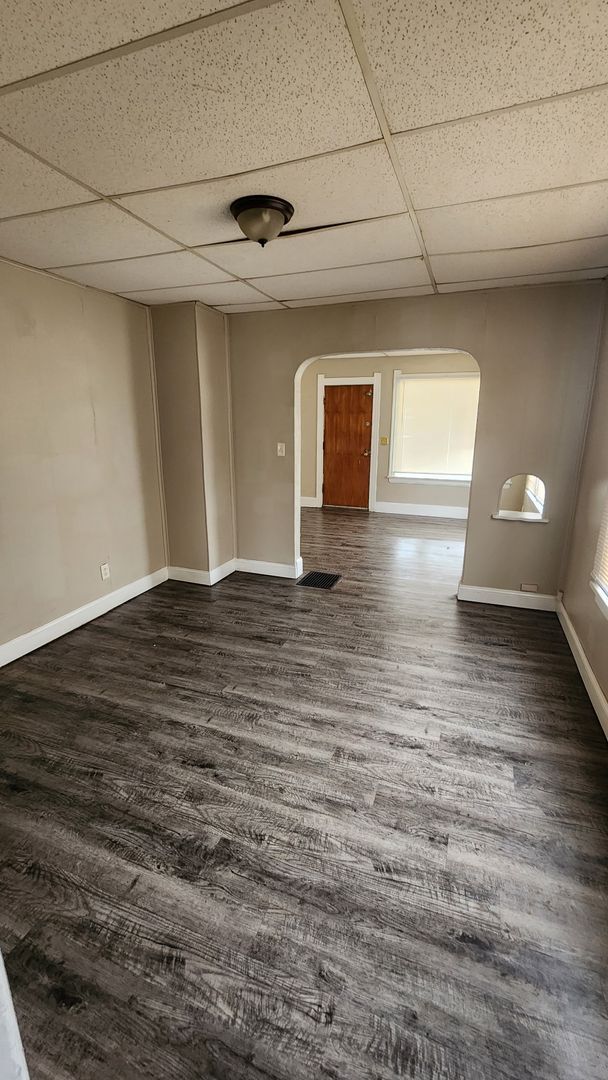 Building Photo - 2 Bed 1 Bath