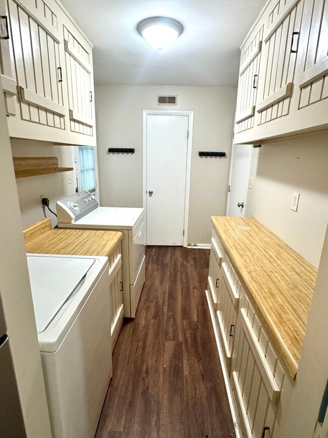 Building Photo - Modern Comfort & Convenience – 4BR/2.5BA i...