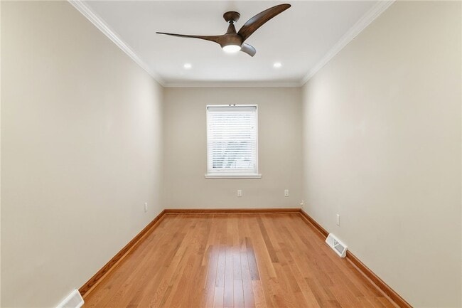 Building Photo - 709 Clyde St