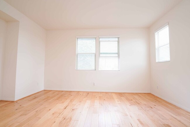 Building Photo - 4 Bedroom & 2 Bathroom