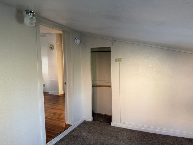 Building Photo - 2 bedroom 1 bathroom house - Close to Campus!