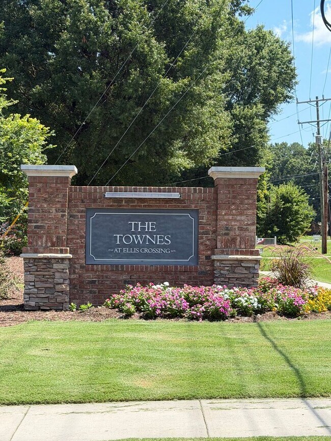 Building Photo - 1227 Commack Dr