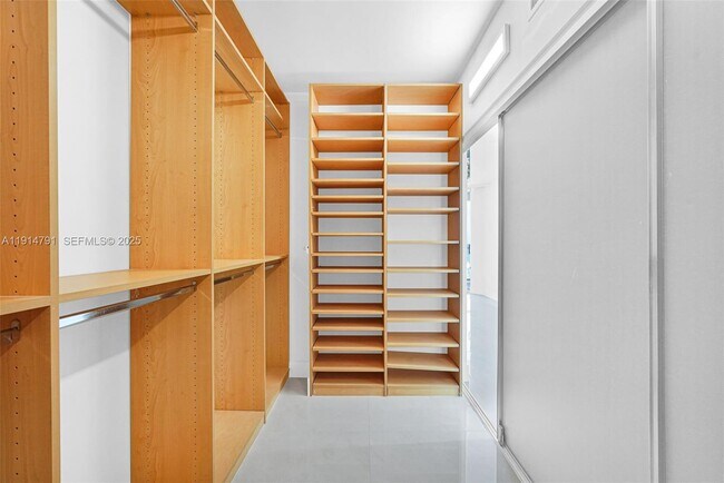 Building Photo - 16485 Collins Ave