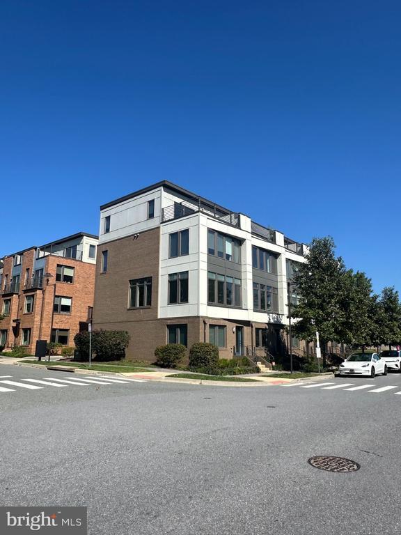 Building Photo - 8051 Tribeca St