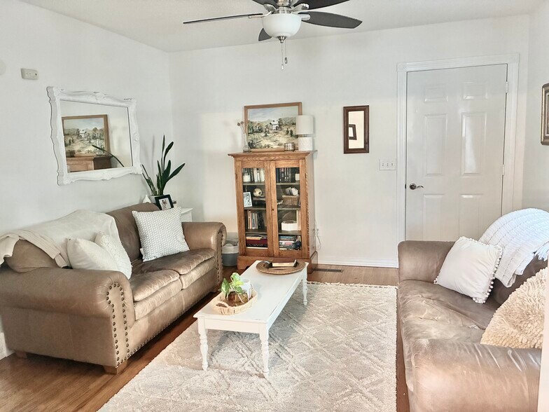 Primary Photo - 201 7th St W