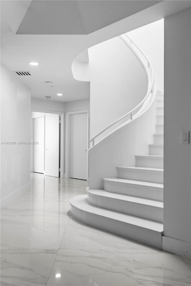 Building Photo - 2000 Island Blvd