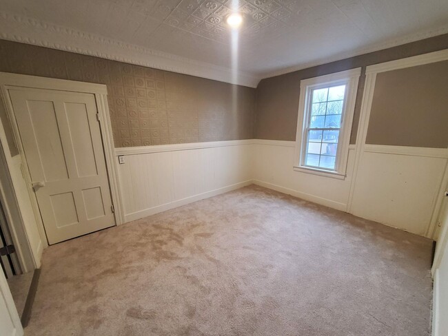 Building Photo - Large Single Family House Available Soon 3 Bed 1.5 Bath close to 490