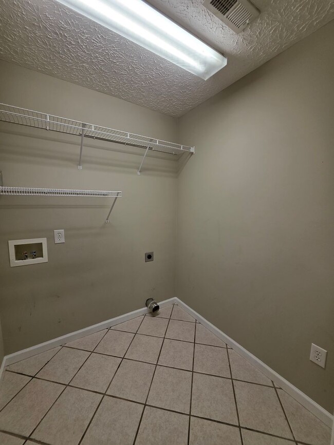 Building Photo - 345 Farina Dr