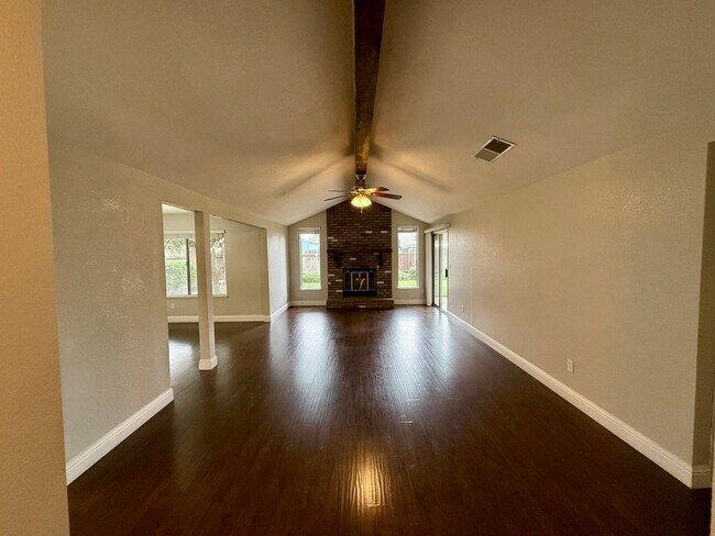 Building Photo - Single story home with vaulted ceilings!