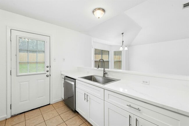 Building Photo - 7209 Oak Meadow Dr