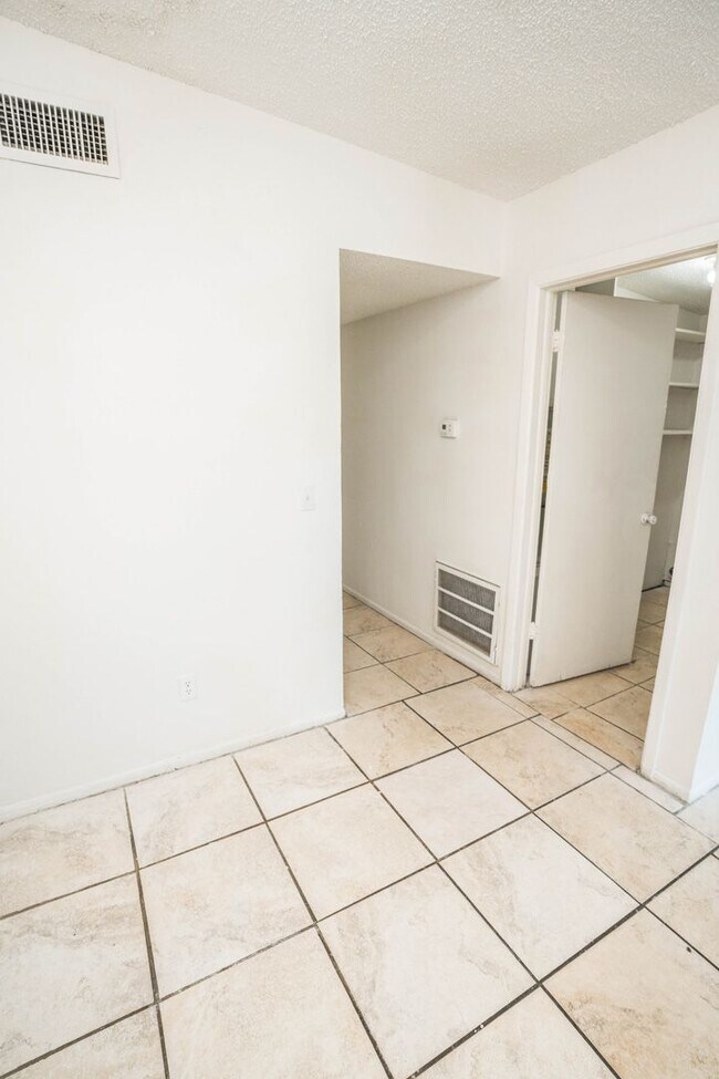 Building Photo - 8707 N Mandarine Pl