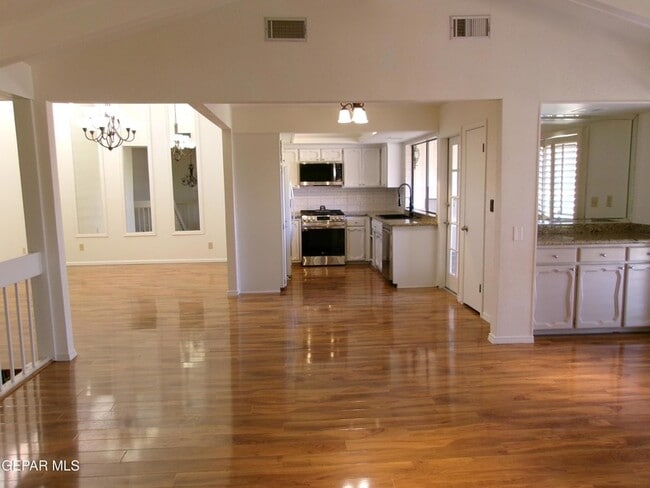 Building Photo - 5852 Mira Serena Dr