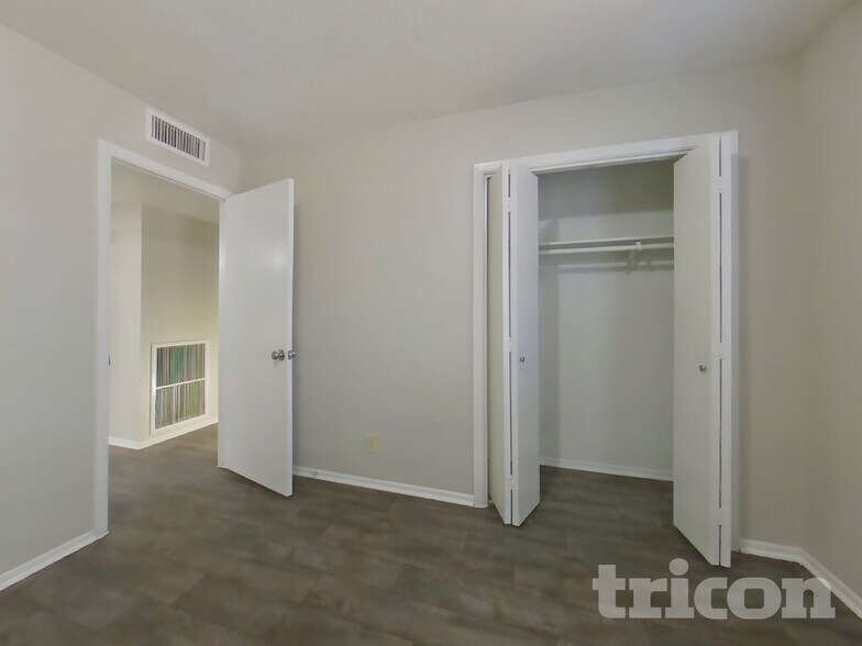 Building Photo - 4323 W Poinsettia Dr