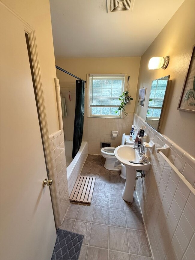 Building Photo - Riverdale Duplex Available July 2026