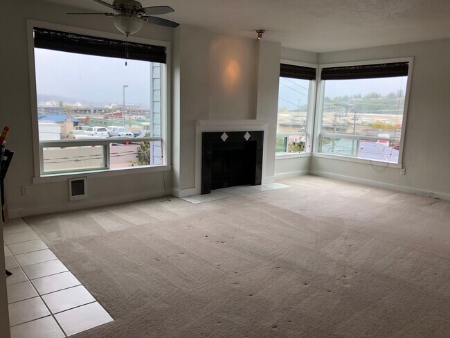 Living room with view - 1404 W Boston St