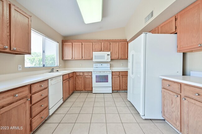 Building Photo - 6830 E Paradise Ln