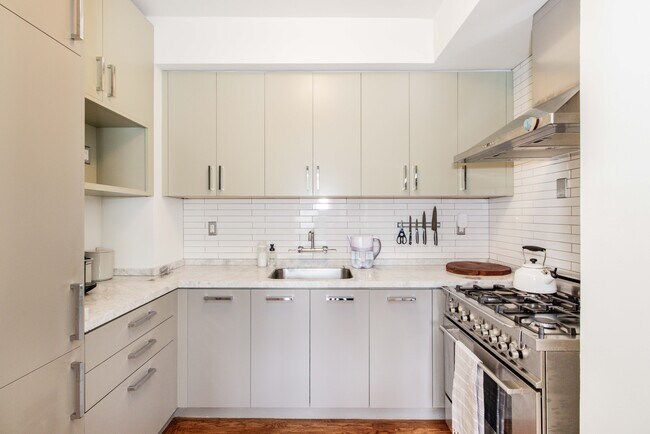 Building Photo - 1450 Greenwich St
