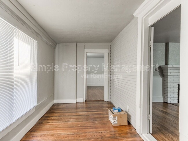 Building Photo - 730 N Louisa Ave