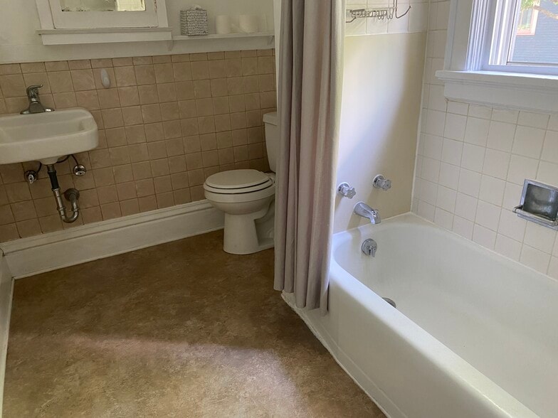 Squeaky clean throughout - 1938 Kendall Ave
