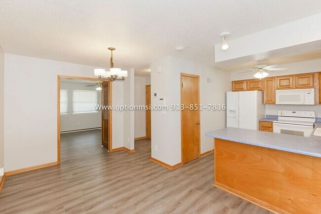 Building Photo - Towers 120- Spacious towhnhome!