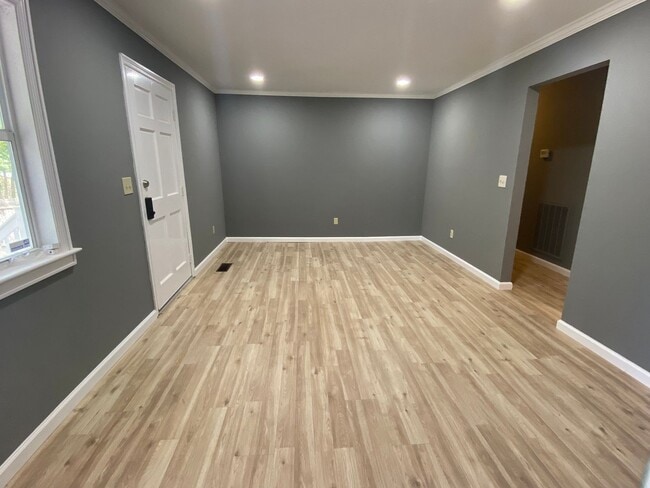 Building Photo - Ringgold 2 Bed 1 bath Screened in Porch, Oversized Workshop