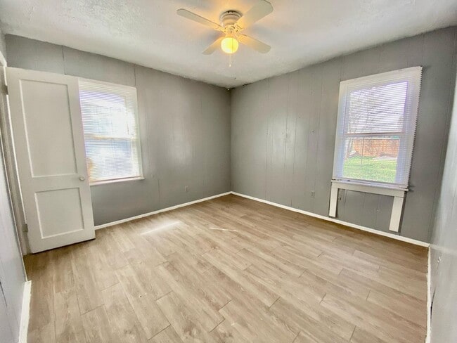 Building Photo - 106 N Vernon Ave
