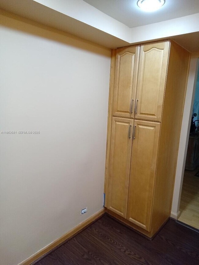 Building Photo - 1000 St Charles Pl