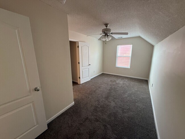 Building Photo - Discover Comfort and Convenience 3 BR/3 BA Home in Desirable Bridgewater Community!