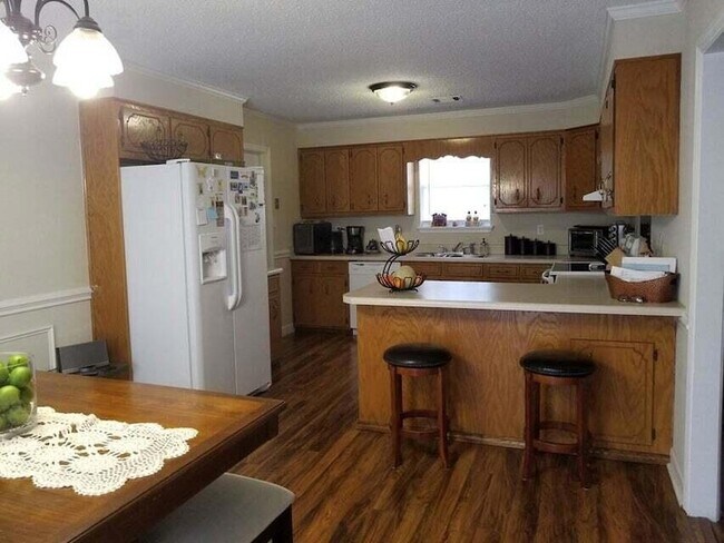 Building Photo - 3521 Hilltop Dr