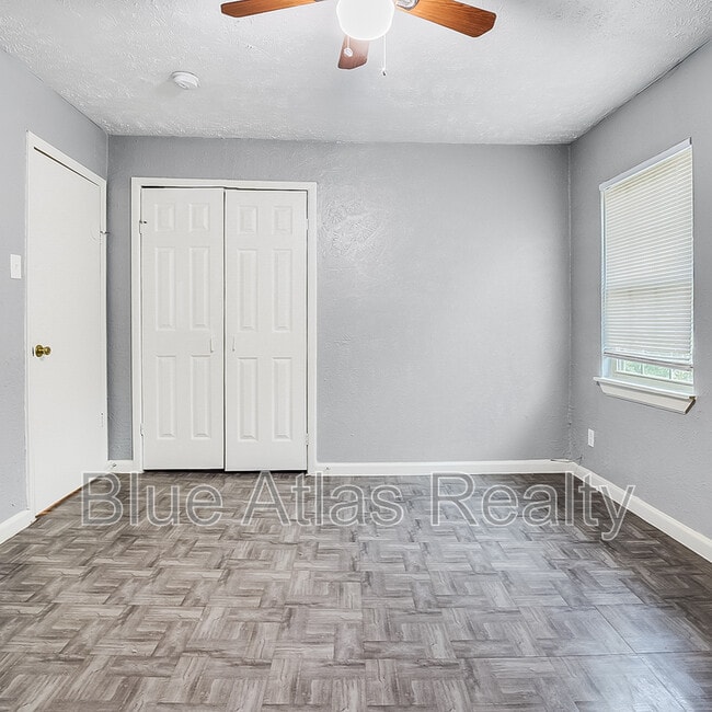 Building Photo - 2215 Riverview Dr