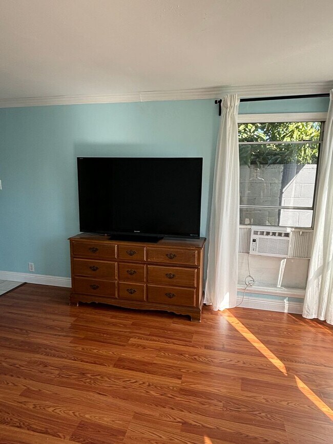 Building Photo - 2832 Charlemagne Ave