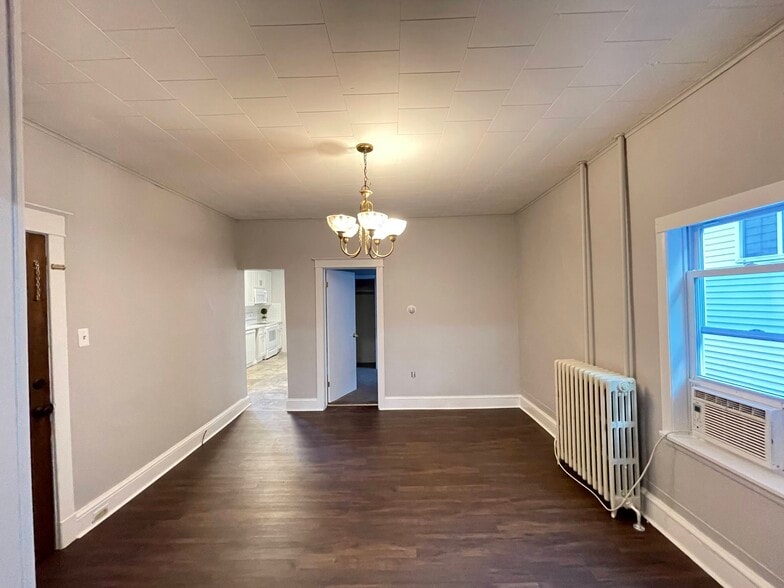 Living room - 315 Laurel Blvd