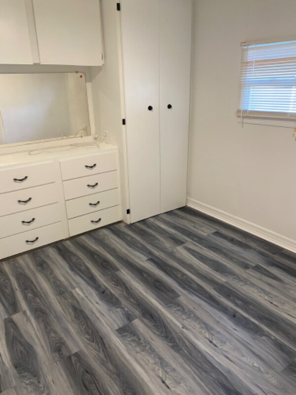 Building Photo - 915 49th Ave Terrace W