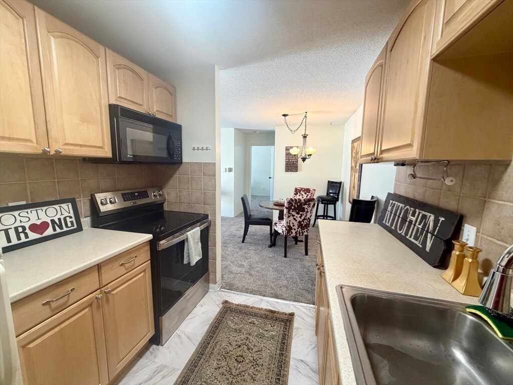 Building Photo - 15 Village Way