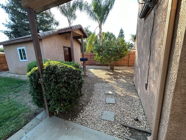 Building Photo - Solar, back house, single family home,