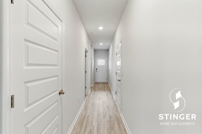 Building Photo - 548 Hideaway St