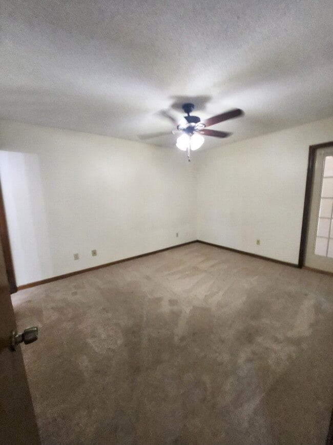 Building Photo - 35097 Whispering Oaks Blvd