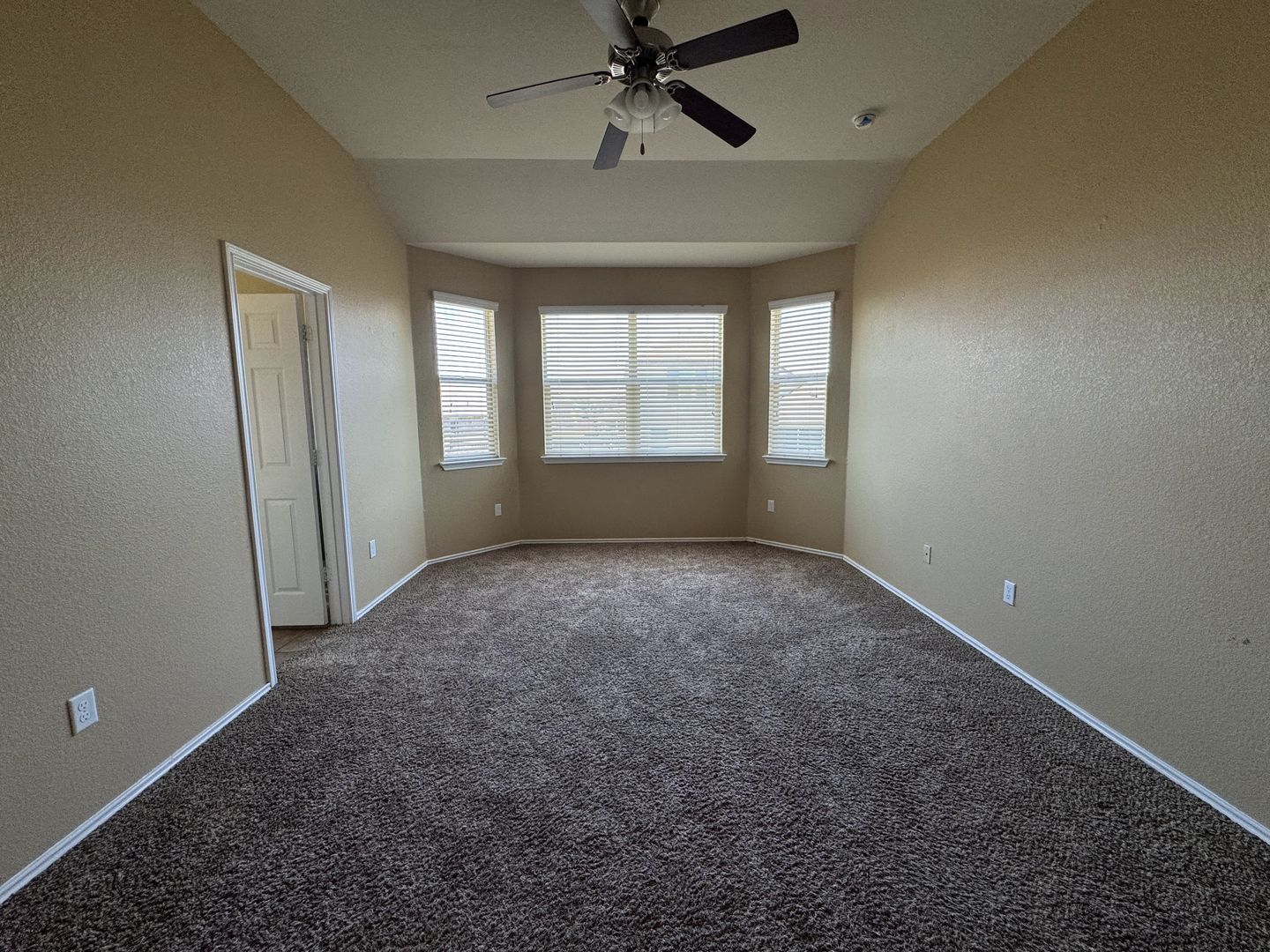 Building Photo - 6406 Clear Brook Dr