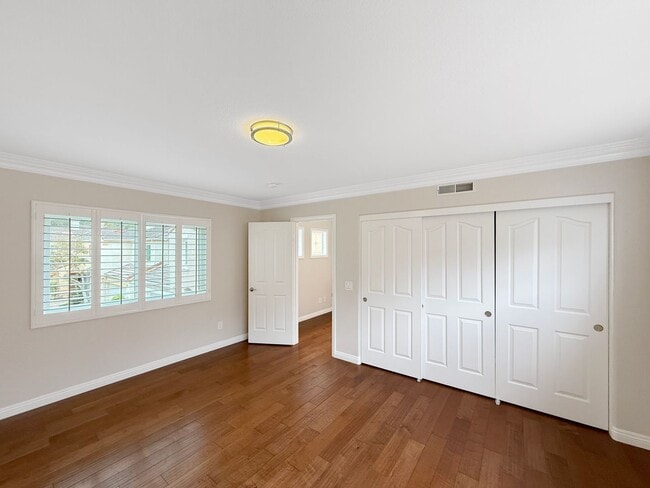 Building Photo - Great 3B/2.5BA House in Gated Community in...