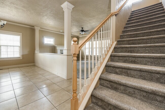 Building Photo - 994 E Winding Creek Dr