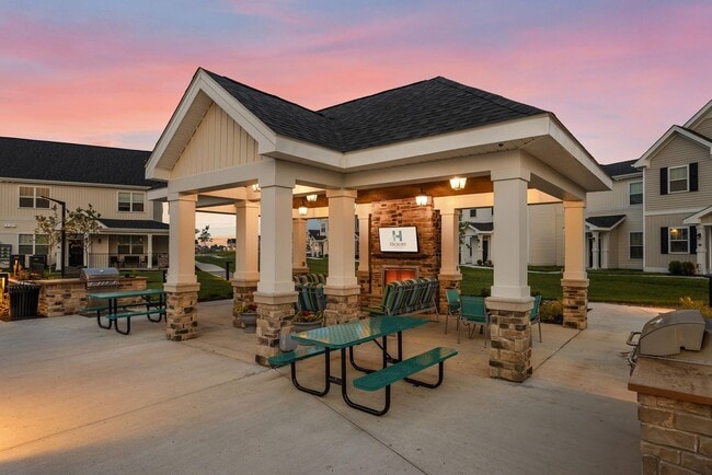 Building Photo - 901 Kelly Green Ln